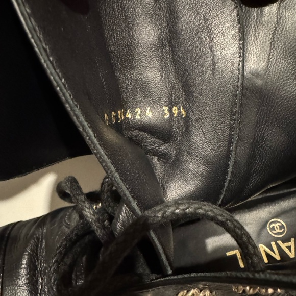 Chanel Shiny Lambskin Chain Detail Quilted Combat Boots 39.5 Excellent Condition - Picture 10 of 10